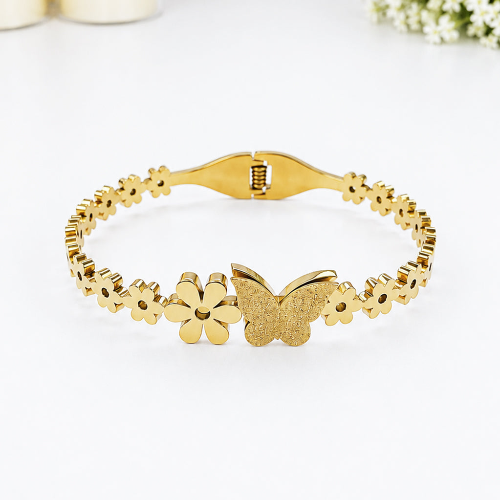 Gold-plated bracelet featuring a daisy chain design with a central butterfly charm