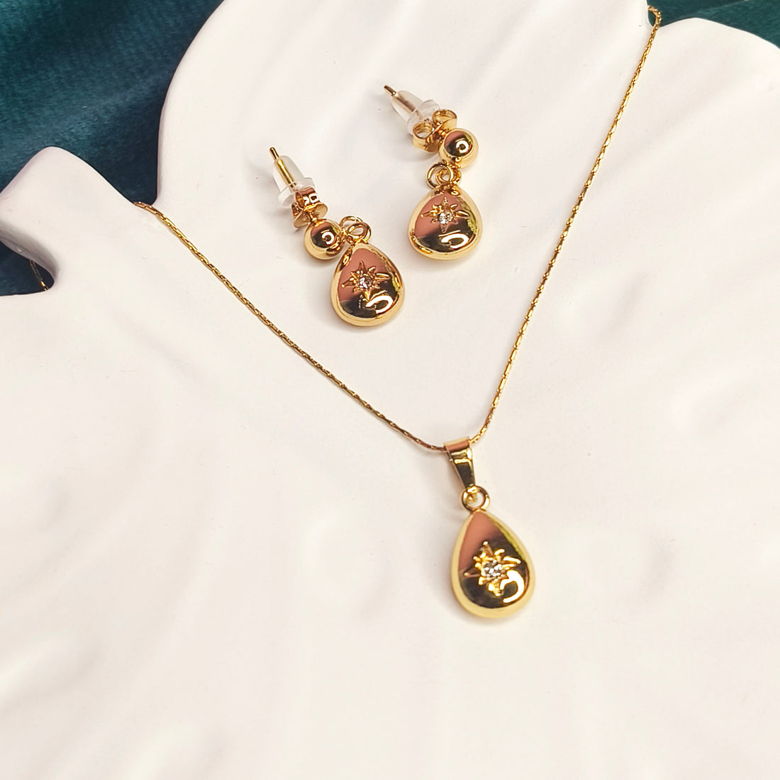 Golden Teardrop Grace Necklace Set
