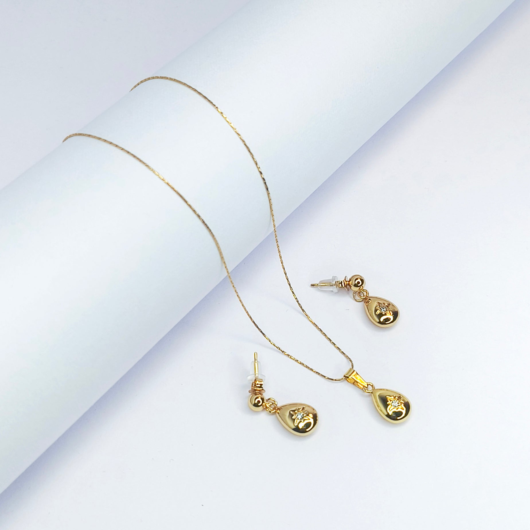 Golden Teardrop Grace Necklace Set