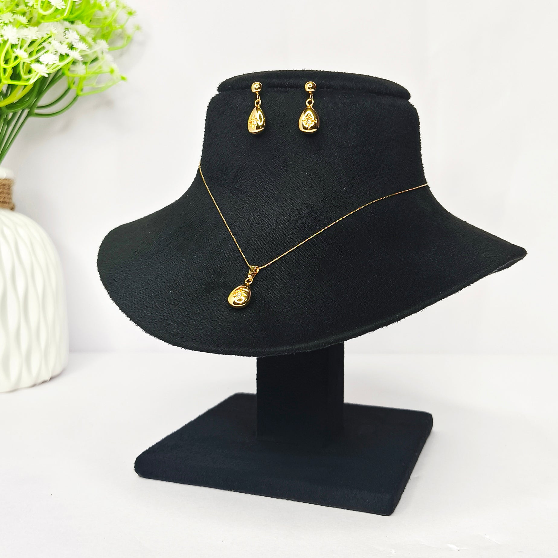 Golden Teardrop Grace Necklace Set