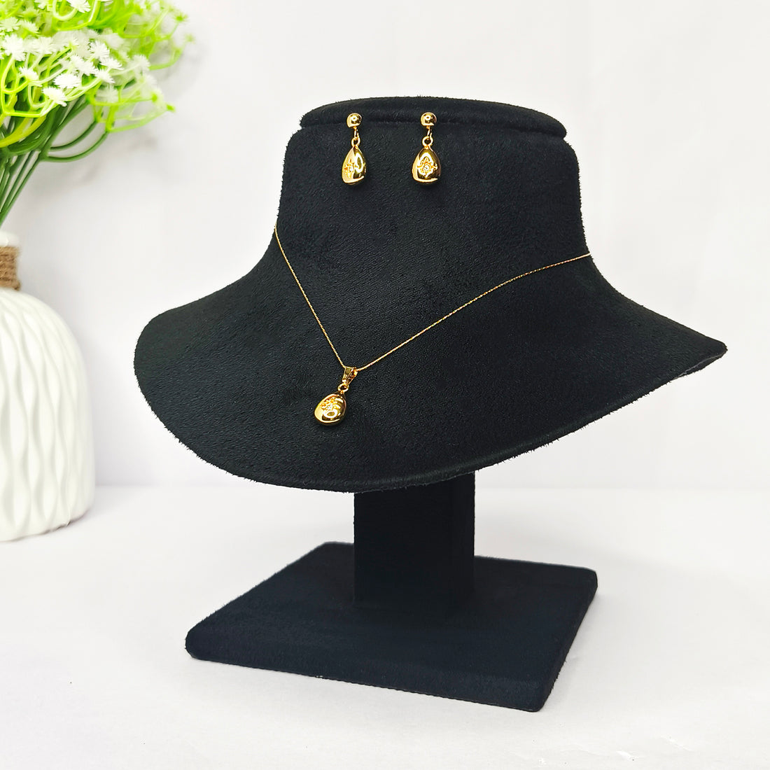 Golden Teardrop Grace Necklace Set