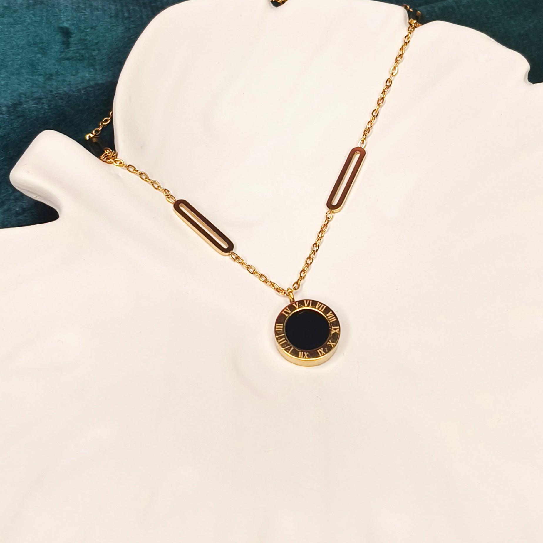 Roman Noir Pendant Necklace